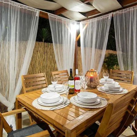 Maximos House * إيبسوس